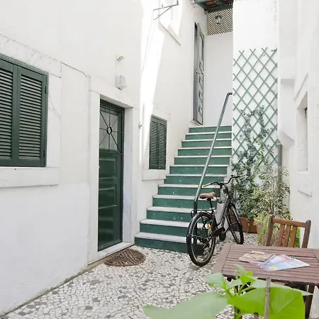 With Courtyard In Alfama Apartment